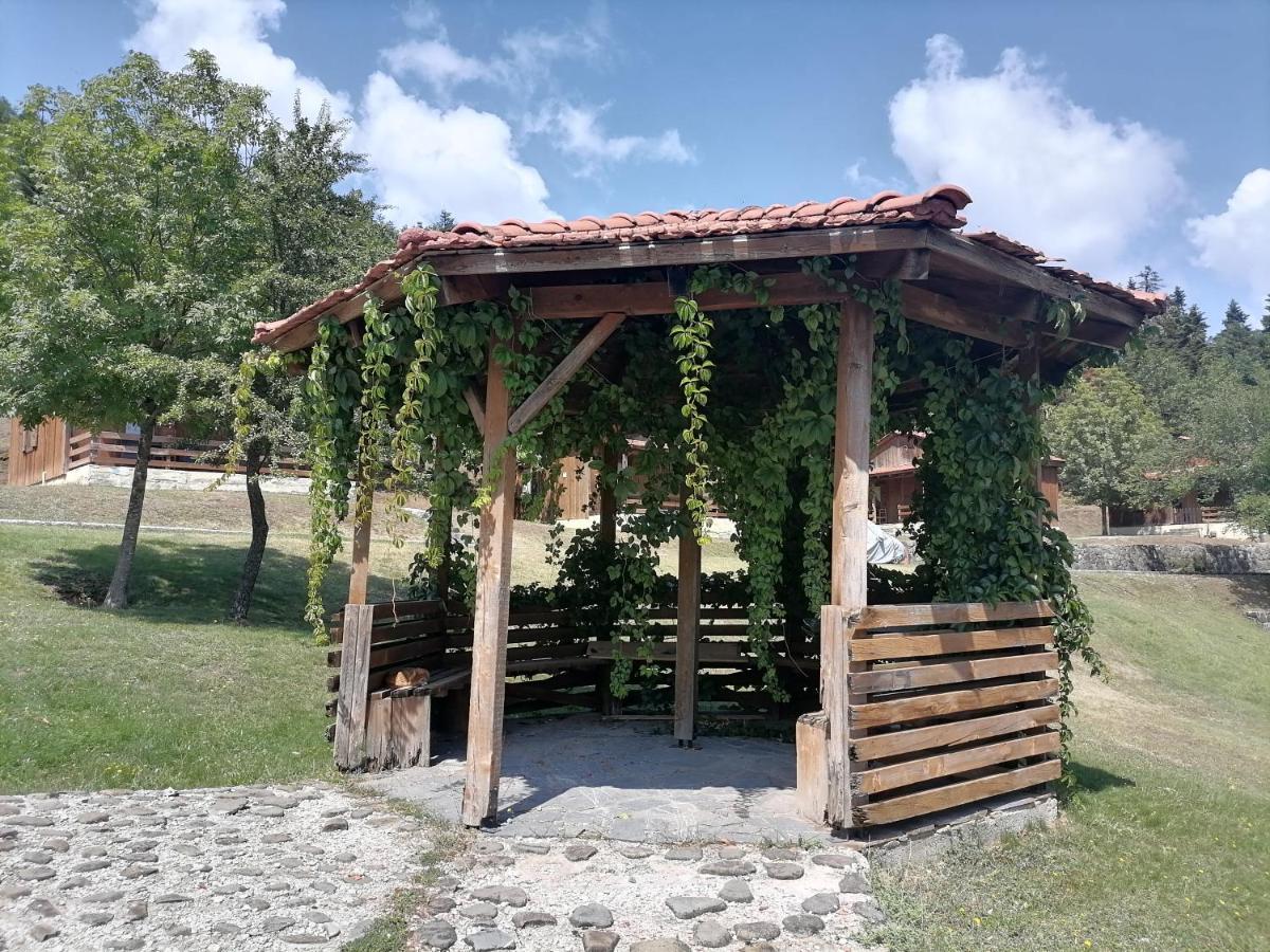 Livadaki Village Megali Kapsi Bagian luar foto